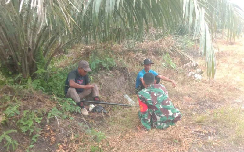Cegah Karhutla, Babinsa Koramil 02 Bukit Kapur Turun Langsung Lakukan Patroli di Mundam