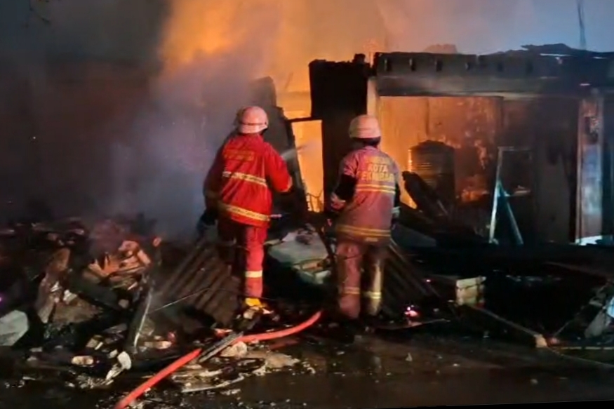 Diduga Korsleting Kipas Angin, Ruko dan Rumah Warga Pekanbaru Ludes Dilalap Api