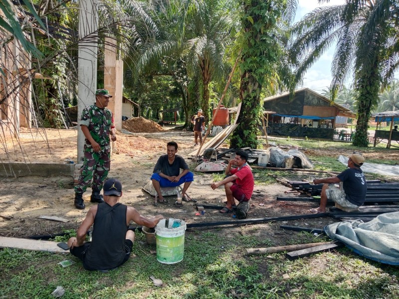 Babinsa Sertu Sugiarto Ajak Warga Rantau Bertuah Peduli Kesehatan melalui Komsos