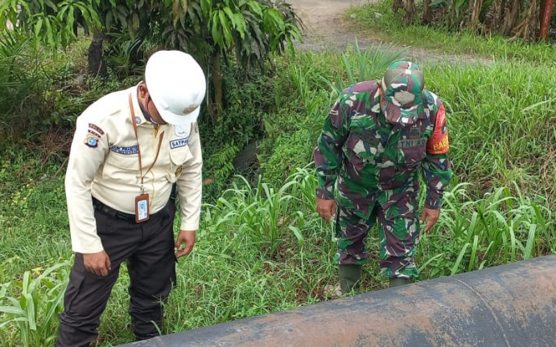 Babinsa Bukit Kapur Himbau Warga Tak Beraktivitas di Atas Jalur Pipa Pertamina Hulu Rokan