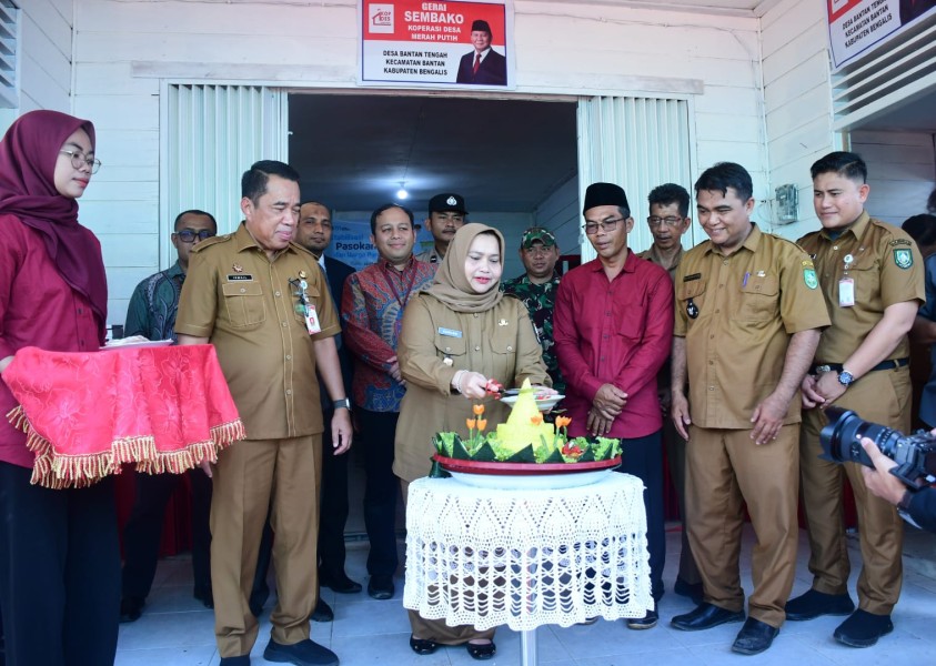 Bupati Kasmarni Resmikan Kopdes Merah Putih Bantan Tengah, Dorong Ekonomi Desa Lebih Mandiri