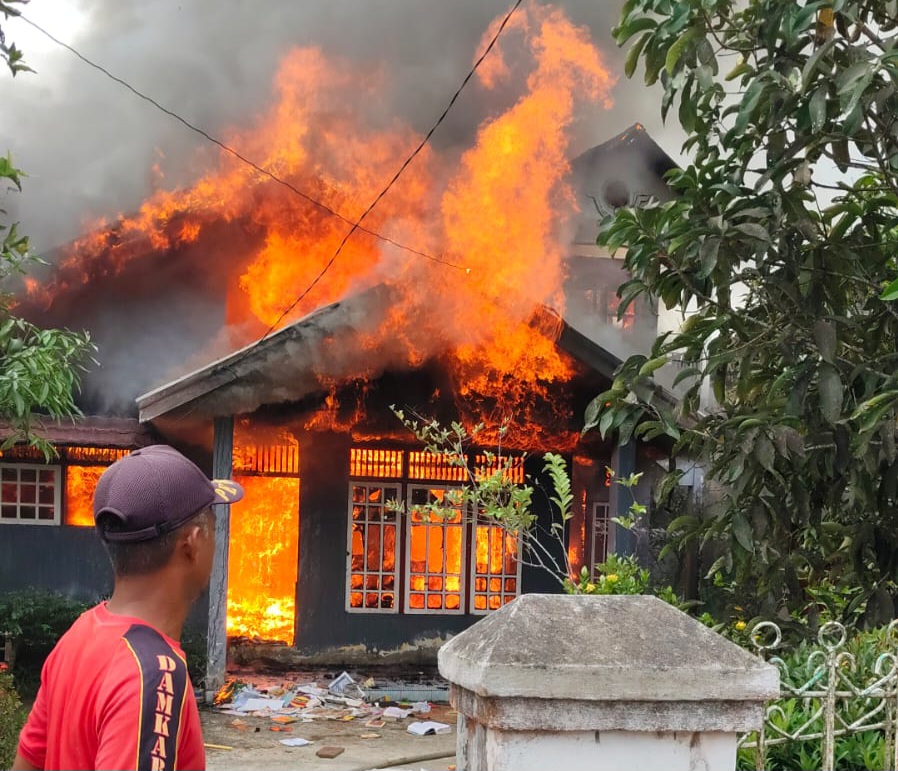 Kebakaran Rumah Terjadi di Jalan Tanjung Harapan Tembilahan, Api Berhasil Dikendalikan