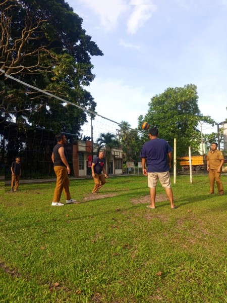 ASN Kecamatan Sungai Sembilan Jaga Kekompakan Lewat Olahraga Voli Usai Jam Kerja