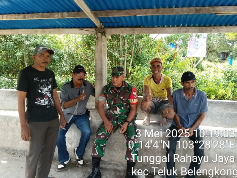 Komsos dengan Warga Binaan, Babinsa Koramil 06/Kateman Ajak Jaga Kekompakan dan Kebersihan Lingkungan