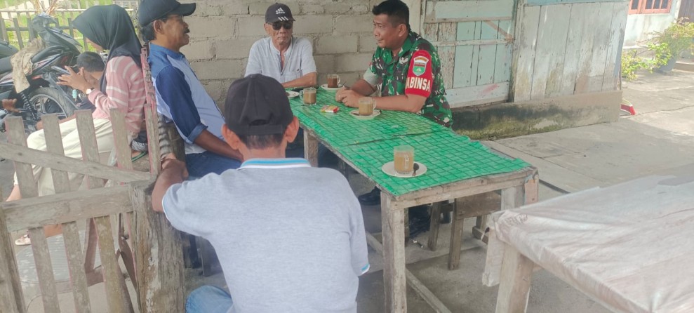 Pererat Silaturahmi, Babinsa Koramil 06/Kateman Laksanakan Pengawasan SDM di Desa Sungai Simbar
