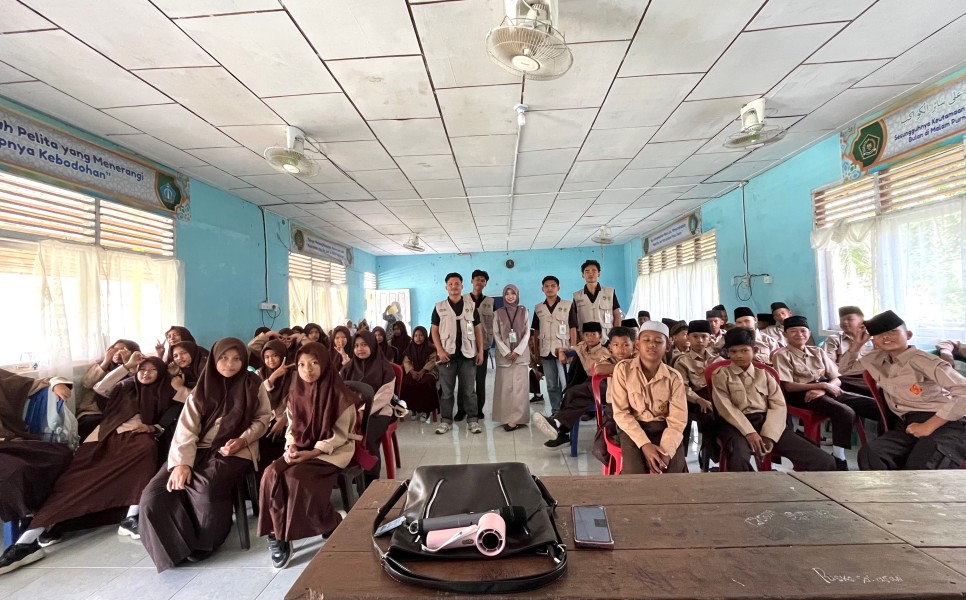 Mahasiswa KKN UNISI Berikan Edukasi dan Motivasi kepada Siswa MTs Nurul Iman Desa Kemuning Muda Melalui Kegiatan MataMuda