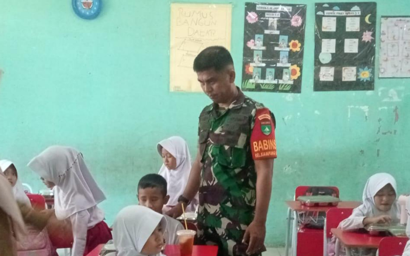 Ribuan Pelajar Bukit Kapur Terima Makanan Bergizi Gratis, Babinsa Turut Kawal Distribusi