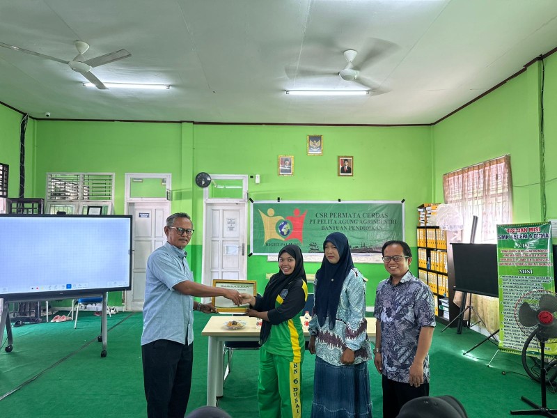 PT Pelita Agung Agrindustri Salurkan Beasiswa untuk Siswa Berprestasi dan Kurang Mampu di SMKN 6 Dumai