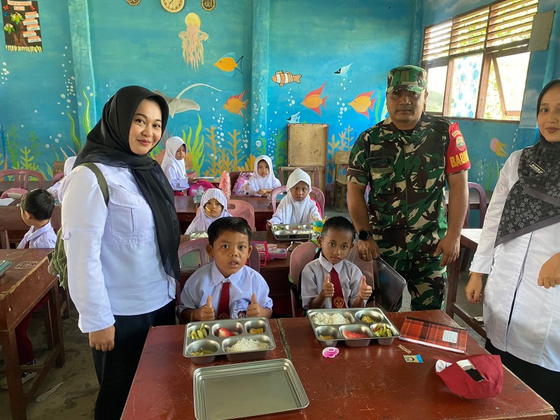Dukung Pertumbuhan Anak, Babinsa Koramil 06/Kateman Dampingi Program Makan Bergizi Gratis di Sekolah