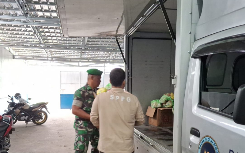 Ribuan Porsi Makanan Bergizi Dibagikan di Dumai, Babinsa Turut Dampingi Penyaluran