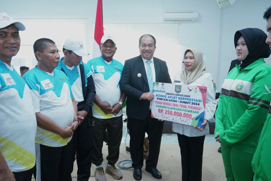 Bupati Asahan Serahkan Penghargaan kepada Insan Olahraga Berprestasi PON Aceh-Sumut 2024