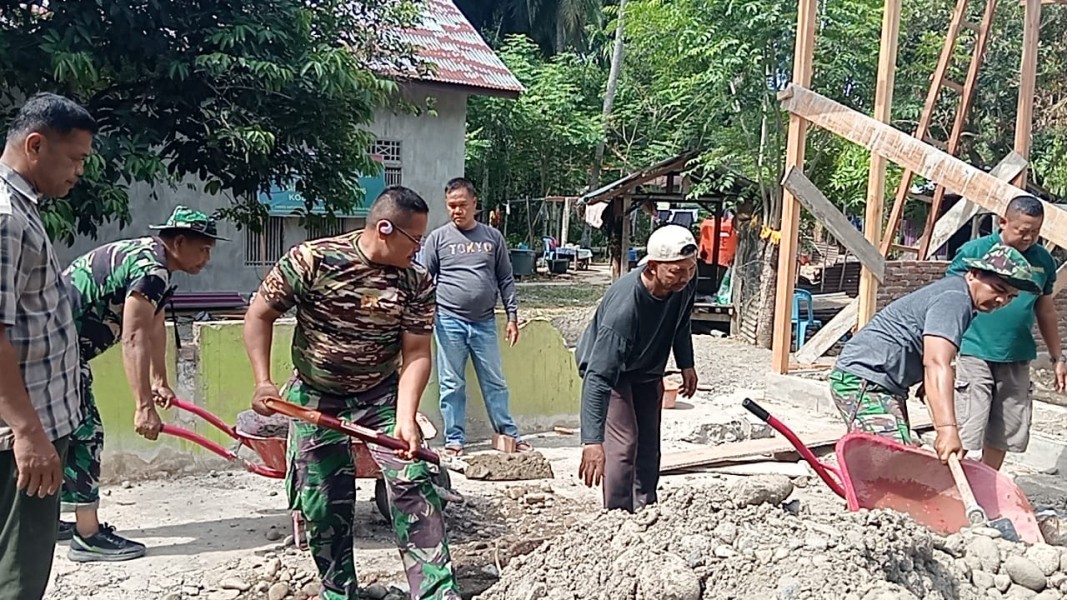 Gotong Royong Satgas TMMD dan Warga Percepat Penimbunan Material Rehab RTLH