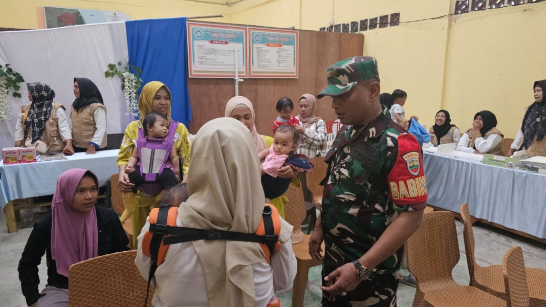 Babinsa Koramil 06/Kateman Dampingi Kegiatan Posyandu di Desa Air Tawar