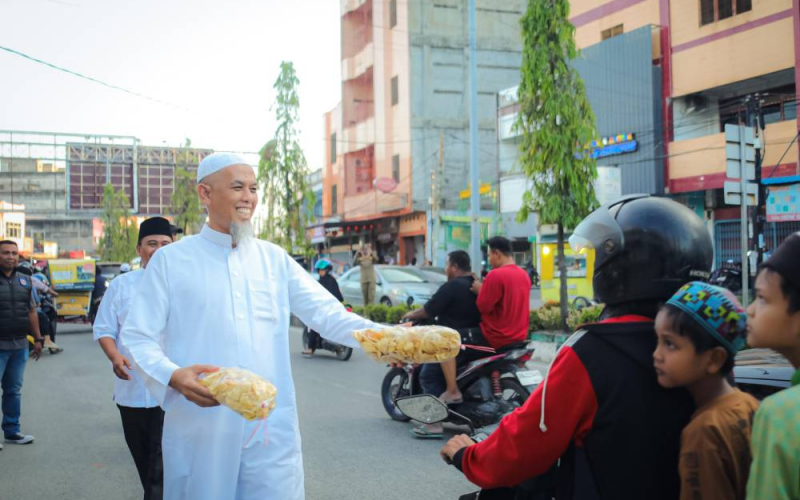 Wali Kota Paisal Borong Dagangan UMKM dan Bagikan Takjil kepada Warga Dumai