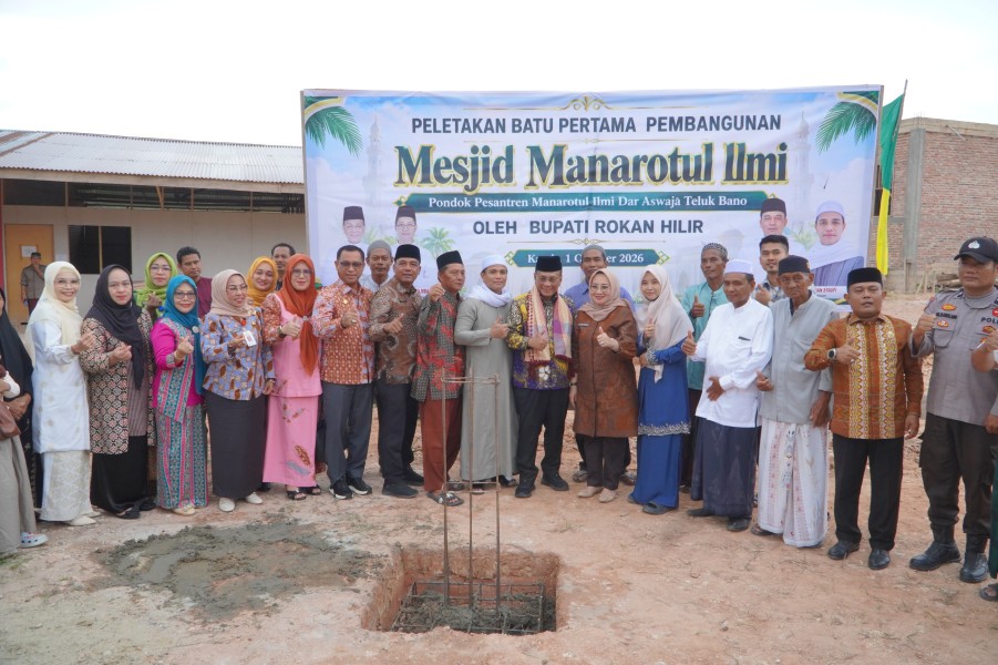 Bupati Rohil Letakkan Batu Pertama Pembangunan Mesjid Manarotul Ilmi Bangko Pusako