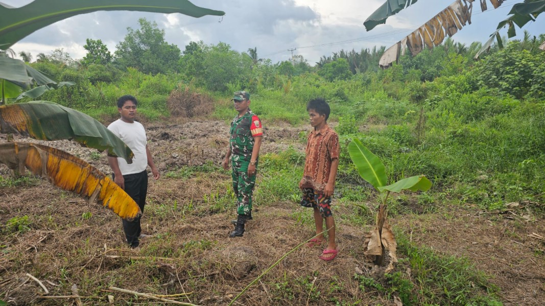 Patroli Tapal Batas, Babinsa Koramil 06/Kateman Ajak Warga Jaga Kondusifitas Lingkungan dan Cegah Karhutla