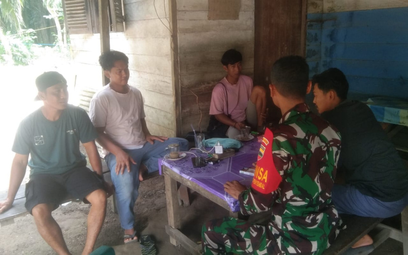 Pererat Hubungan Silaturahmi, Serda Erwan Bincang dengan Masyarakat