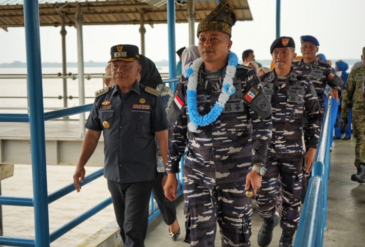 Disambut Bupati Asmar, Danlanal Dumai Tiba di Selatpanjang, Perkuat Sinergi TNI AL dan Pemkab Meranti
