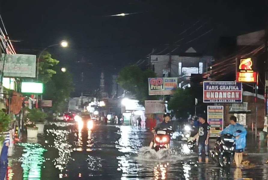 Jalan Ahmad Dahlan Pekanbaru Jadi Kolam Dadakan Usai Hujan Deras