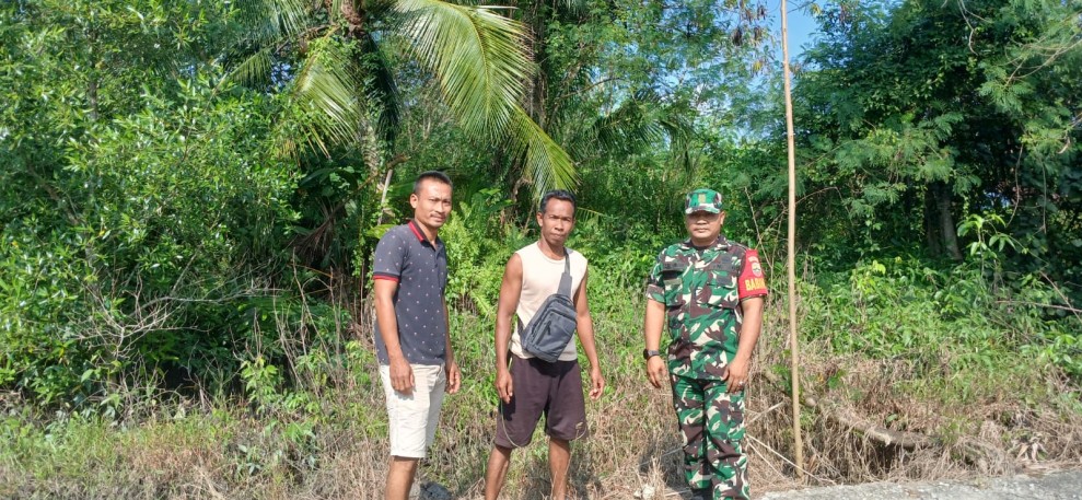 Cegah Kebakaran Lahan, Babinsa Koramil 06/Kateman Intensifkan Patroli dan Sosialisasi Karhutla