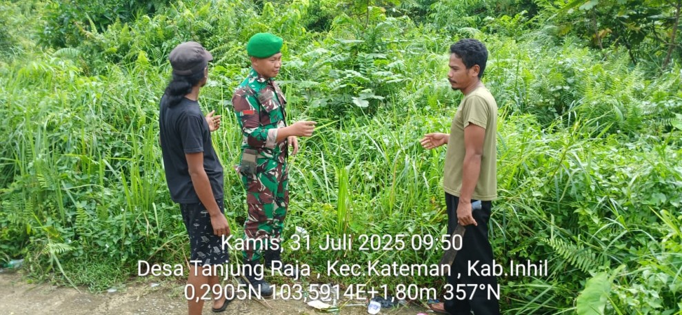 Pratu Deby Maharezki Babinsa Koramil 06/Kateman Intensifkan Patroli Karhutla untuk Antisipasi Kebakaran Lahan