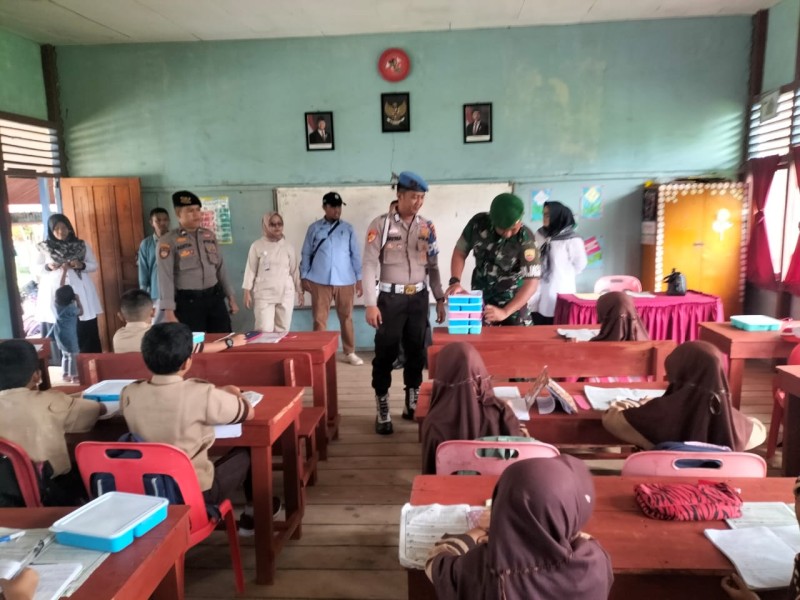 Dukung Pemenuhan Gizi Anak, Babinsa Koramil 06/Kateman Kembali Dampingi Kegiatan Makan Sehat Bergizi di Sekolah