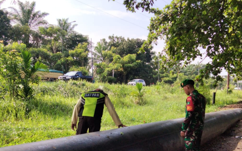 Babinsa Dumai Laksanakan Patroli dan Sosialisasi Pengamanan Jalur Pipa Pertamina