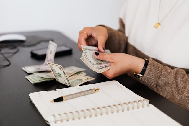 Gaji UMR? Tips Tetap Bisa Punya Dana Darurat, Ini Cara Menabungnya!