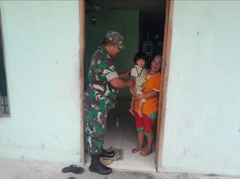Babinsa Sertu Venus Luberto Gencarkan Pengecekan Stunting di Kampung Perawang Barat