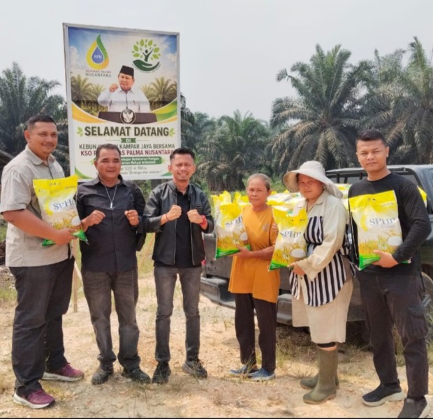 Ahmad Yanis Ketua Koptan Kampar Jaya Bersama – KSO Agrinas Salurkan Bantuan Beras Ke Karyawan Kebun