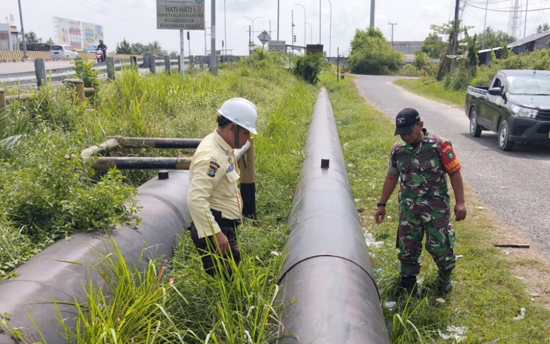 Jaga Objek Vital Negara, Babinsa Bukit Kapur dan Tim SKK Migas Patroli Jalur Pipa