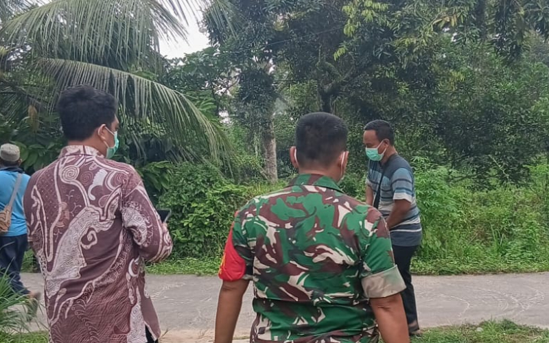 Cegah Penyebaran DBD, Babinsa dan Puskesmas Medang Kampai Gelar Fogging di Guntung