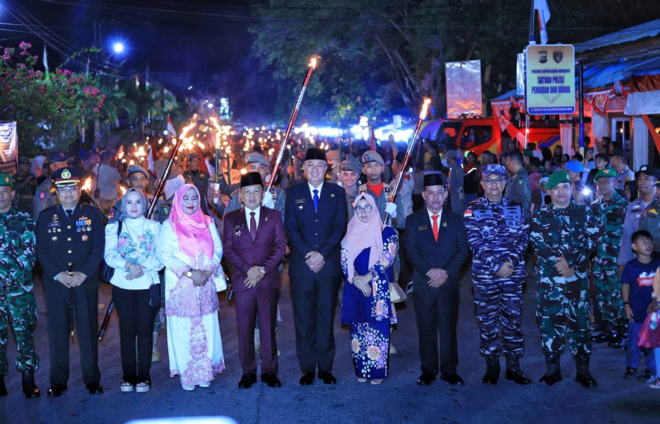 1.928 Peserta Ikuti Pawai Obor HUT RI di Meranti, Bupati Asmar: Simbol Semangat Juang