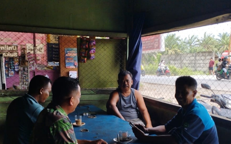 Perkuat Kemanunggalan TNI–Rakyat, Babinsa Lubuk Gaung Laksanakan Komsos