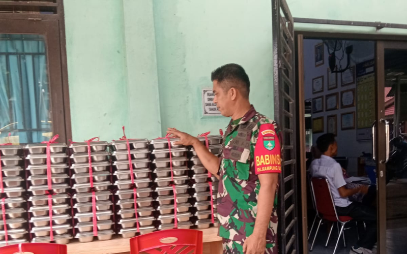 Babinsa Koramil 02/Bukit Kapur Kawal Distribusi Makan Bergizi Gratis untuk 997 Penerima Manfaat