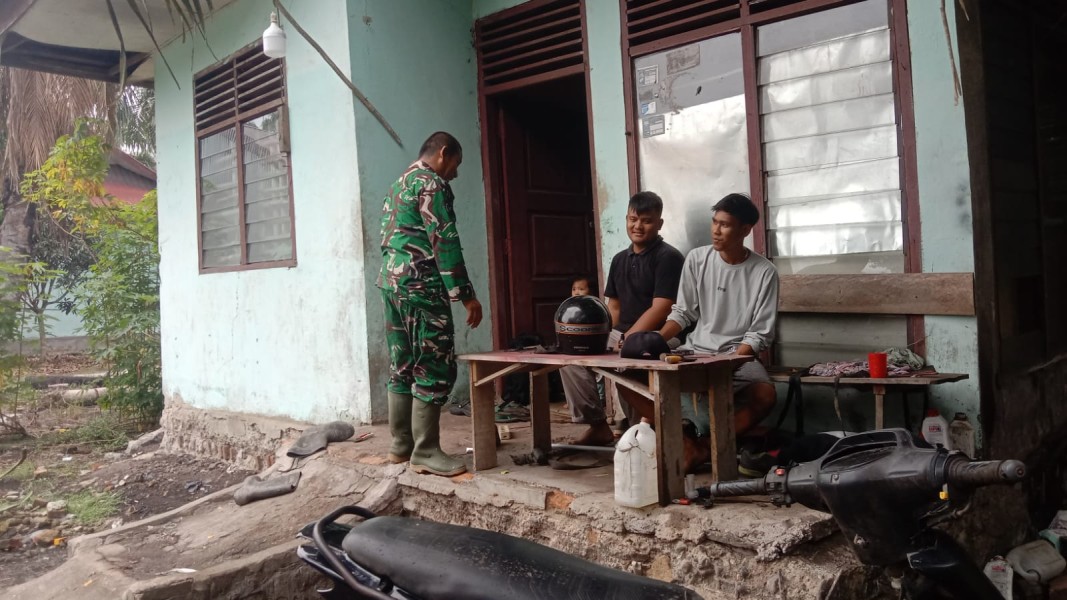 Babinsa Koramil 03/SS Pererat Silaturahmi dengan Warga Melalui Komsos di Basilam Baru