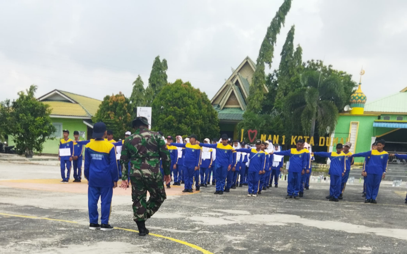 Koramil 01 Dumai Tanamkan Disiplin dan Jiwa Nasionalisme kepada 300 Siswa MAN Dumai Lewat Pelatihan PBB