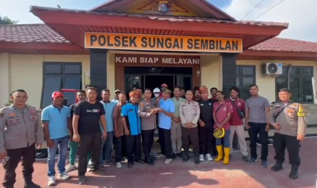 POLSEK SUNGAI SEMBILAN DAN SERIKAT BURUH TANAM 50 BIBIT BAKAU DI PANTAI DUMAI DALAM RANGKA MAY DAY 2026