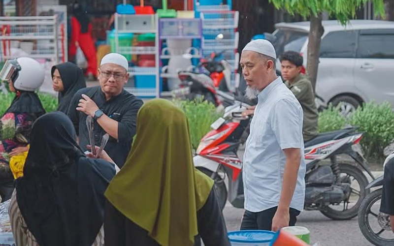 Wako Paisal Borong dan Bagi-bagikan Takjil di Pasar Ramadhan Sukajadi