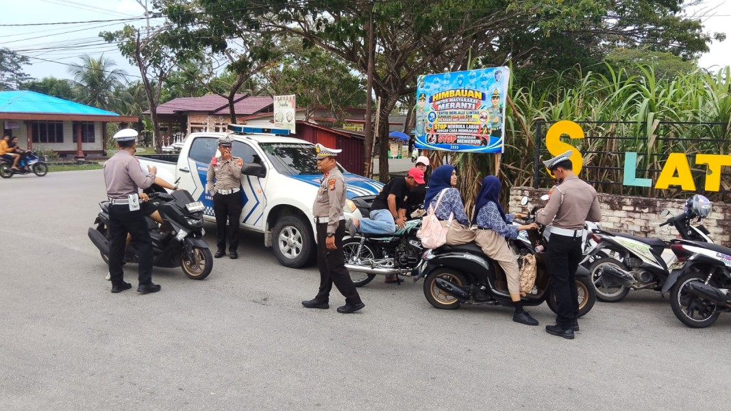 Satlantas Polres Meranti Kedepankan Teguran Humanis, Pengendara Tak Pakai Helm Diberi Edukasi