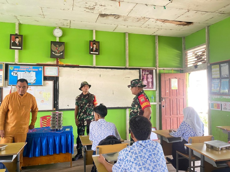 Dukung Peningkatan Gizi Anak, Babinsa Koramil 06/Kateman Giat Dampingi Kegiatan Makan Sehat Bergizi di Sekolah