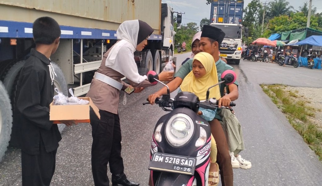 Sinergi PSHT, JMSI dan Satlantas Polres Siak Berbagi Takjil di Kotogasib