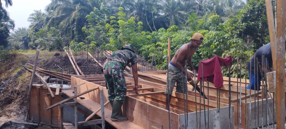 Babinsa Kodim 0320/Dumai Pantau Pembangunan Jembatan Beton Tahap VII di Lubuk Gaung