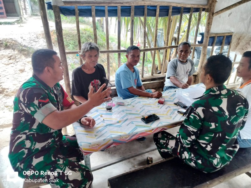 Dua Orang Babinsa Dari Koramil 03/Minas Sosialisasikan Bahaya Narkoba kepada Warga Minas Barat