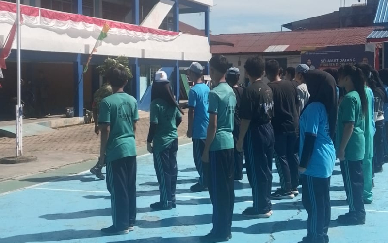 Jelang HUT RI ke-81, Babinsa Koramil 01/Dumai Latih Paskibraka Siswa SMK Erna