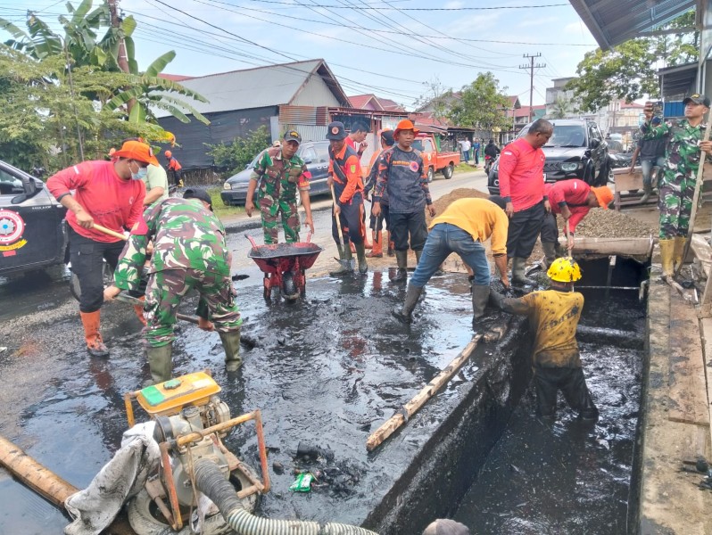 Personel Kodim 0314/Inhil Bersama Instansi Terkait Goro Bersihkan Parit Untuk Antisipasi Banjir