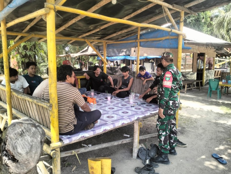 Babinsa Koptu Salomo Sembiring Laksanakan Komsos Kesehatan di Minas Jaya