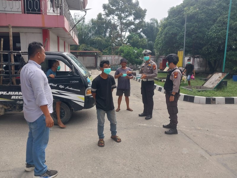 Polsek Minas Bagikan 100 Masker kepada Warga di Tengah Kabut Asap