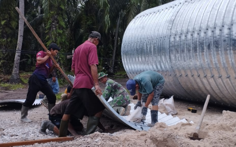 Gotong Royong TNI dan Masyarakat Wujudkan Jembatan Armco Penghubung
