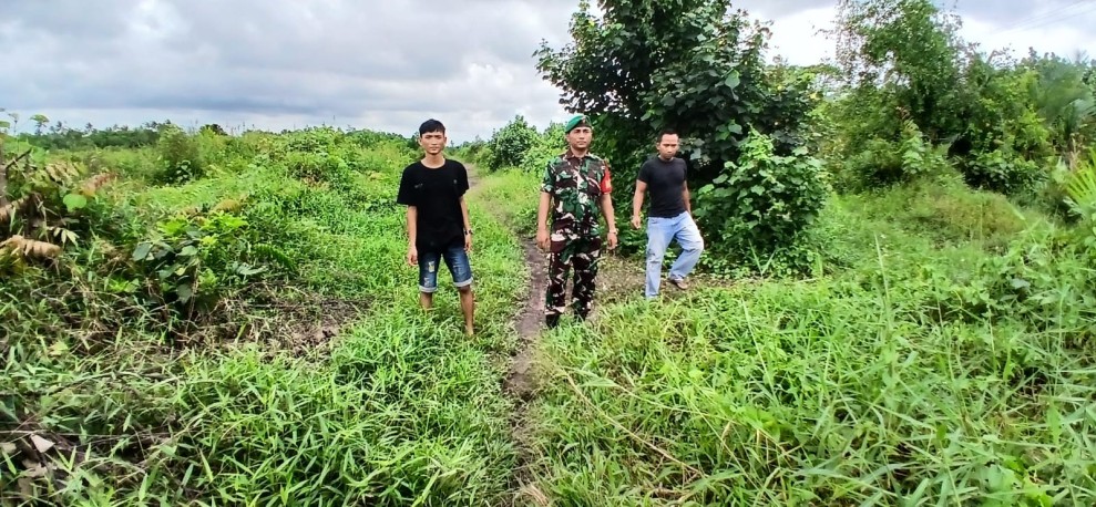 Pastikan Situasi Aman, Babinsa Koramil 06/Kateman Patroli Tapal Batas di Desa Air Tawar